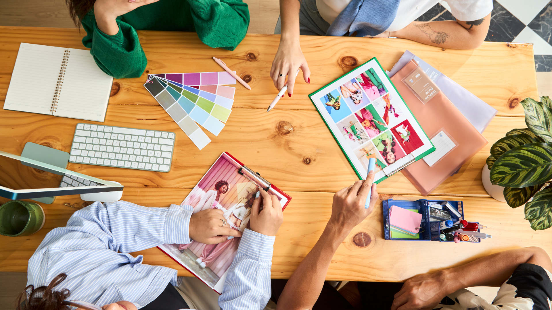 Guía práctica para gestionar tu estrategia de presencia en redes sociales (plantilla de regalo)